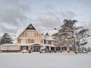 In winter, Charlottetown is a breathtaking blend of snow-covered landscapes and modern architecture, every step feeling like stepping into a fairytale snow kingdom. This time, I chose to stay at the Charlottetown Convention Centre Hotel, located in the heart of a snow-covered landscape at dusk, surrounded by endless trees and expansive snowfields, the warm lights contrasting sharply with the icy snowscape. This beautiful snow trail is not only perfect for snow enthusiasts but also highly recommended for anyone wanting to experience the winter atmosphere of Eastern Canada. Staying in the city center allows for easy exploration of shopping, dining, and classic tourist attractions, while also immersing you in the unique cultural landscape under a blanket of snow.

【Accommodation Highlights】 Charlottetown Convention Centre Hotel
Address: 238 Grafton St
The hotel's biggest selling point is its location—in the heart of the commercial district, perfect for dining, entertainment, and sightseeing.