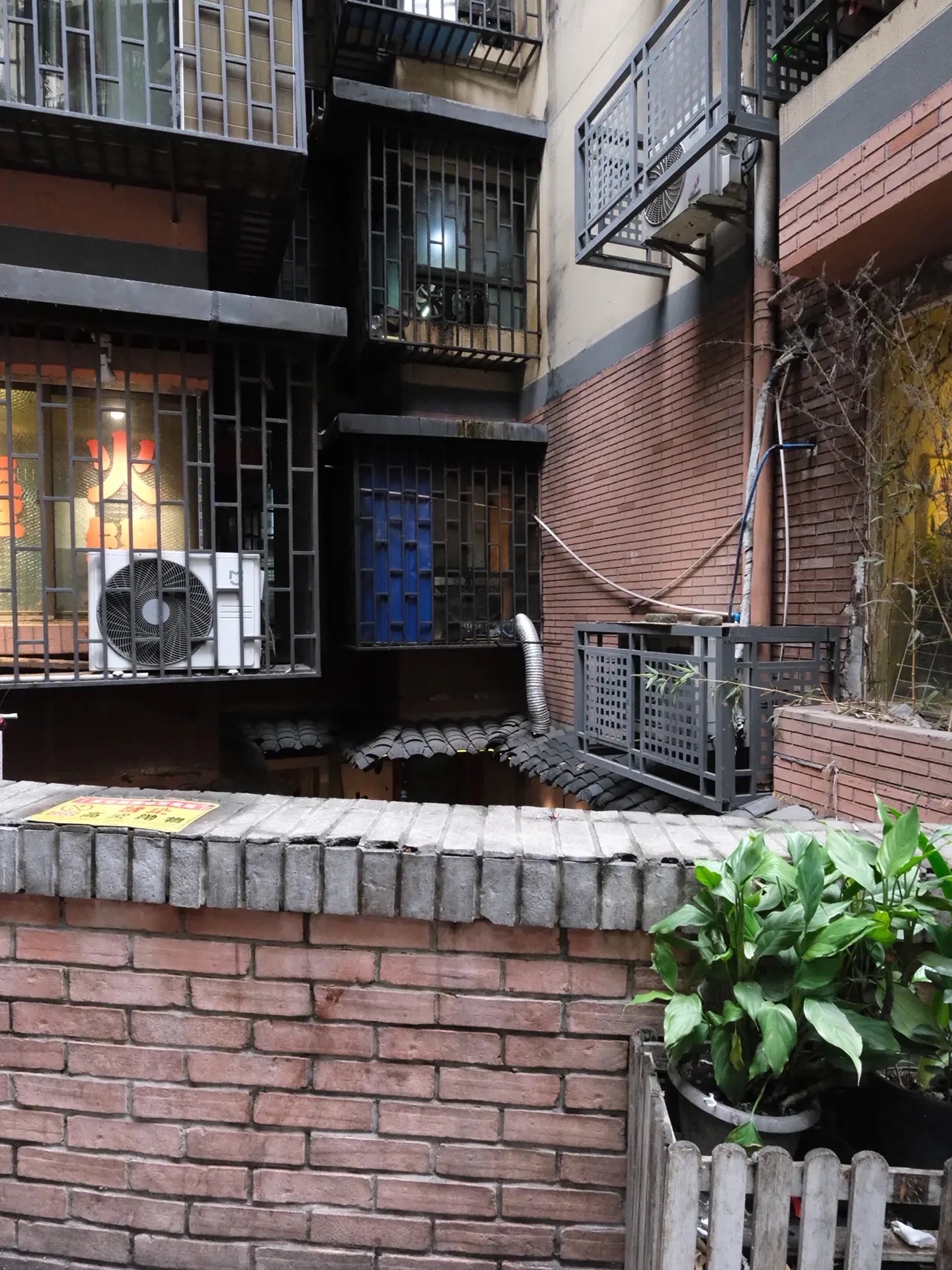 This is a truly hidden gem tucked away in the backstreets of Chongqing. Known as Xiaobo Tea House, you can find it by searching the name in the Amap app and following the navigation. As you get close, keep a sharp eye out; it’s located in a narrow alley with a slightly confusing entrance, but it is absolutely stunning.

Inside, you can order tea sets for around 100 RMB. It's high-quality premium tea. Plus, the shop offers props you can borrow for taking beautiful photos around the premises.

The shop is situated right across from the "Chopstick Building" and is very close to Hongyadong. It’s a prime location that’s easy to reach on foot. If you’re looking for a place to unwind and rest your legs after a long walk, this is the perfect spot.