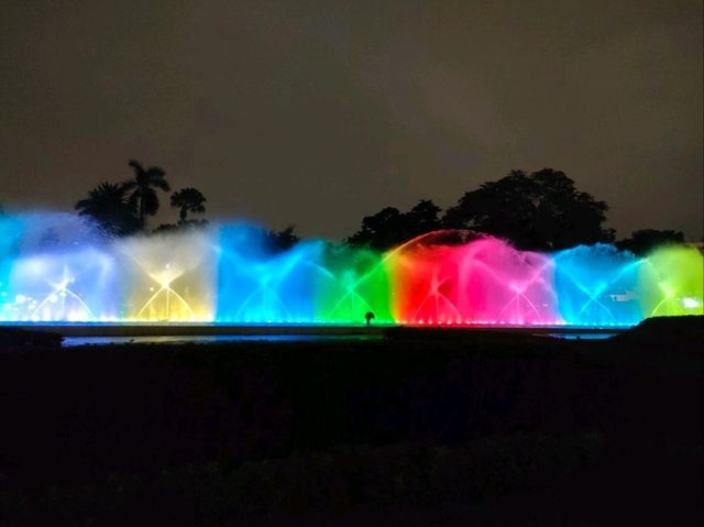  Beautiful park woven with water and light 
