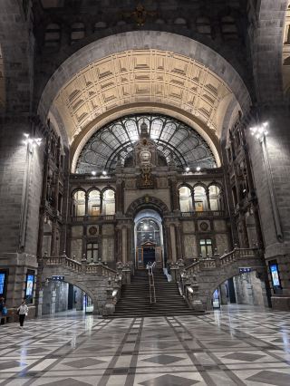 🚉 **比利時安特衛普中央車站 🇧🇪 | 宛如宮殿的火車站**

有些火車站美得令人窒息,彷彿本身就是一個目的地! ✨🏛️

安特衛普中央車站是比利時最令人印象深刻的建築地標之一,以其宏偉的石砌外牆、壯麗的穹頂、優雅的內部裝潢和令人嘆為觀止的候車大廳而聞名。 🇧🇪🤍

走進車站,彷彿置身於皇家宮殿,而非普通的火車站。無論您是抵達安特衛普、搭乘火車,還是只是想欣賞其建築之美,這裡都絕對值得一遊。 📸🚆

對於建築愛好者、旅遊攝影師以及所有探索歐洲美麗城市的遊客來說,這裡都是理想的下榻之處。 🌍❤️

📍 **比利時安特衛普中央車站 🇧🇪**

🏛️ 令人驚嘆的建築 • 🚆 鐵路遺產 • 📸 攝影 • 🇪🇺 歐洲旅行

誰能想到火車站竟能如此美麗? ✨

#安特衛普中央車站 #安特衛普 #比利時 #歐洲旅行 #火車站 #建築愛好者 #旅行攝影 #美景 #探索歐洲 #旅行日記 #Tripcom