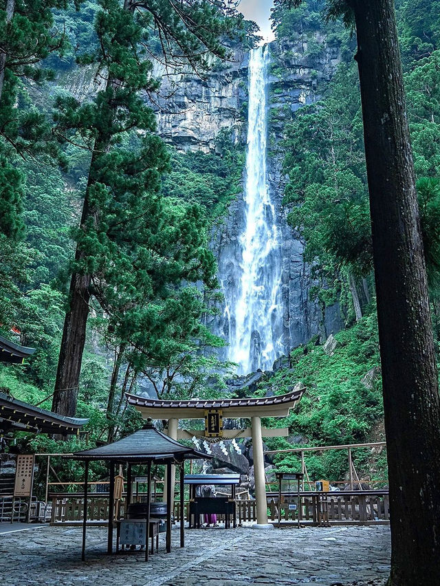 나타샤키 사원: 웅장한 나치 폭포에 있는 영적인 목적지 🌊⛩️
