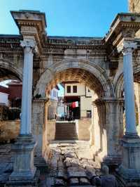The place brings together the sun, sea and history. 