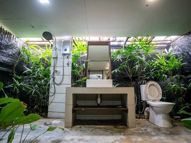 “Roxy Beach Resort: Sarawak’s Serene Seaside Escape”