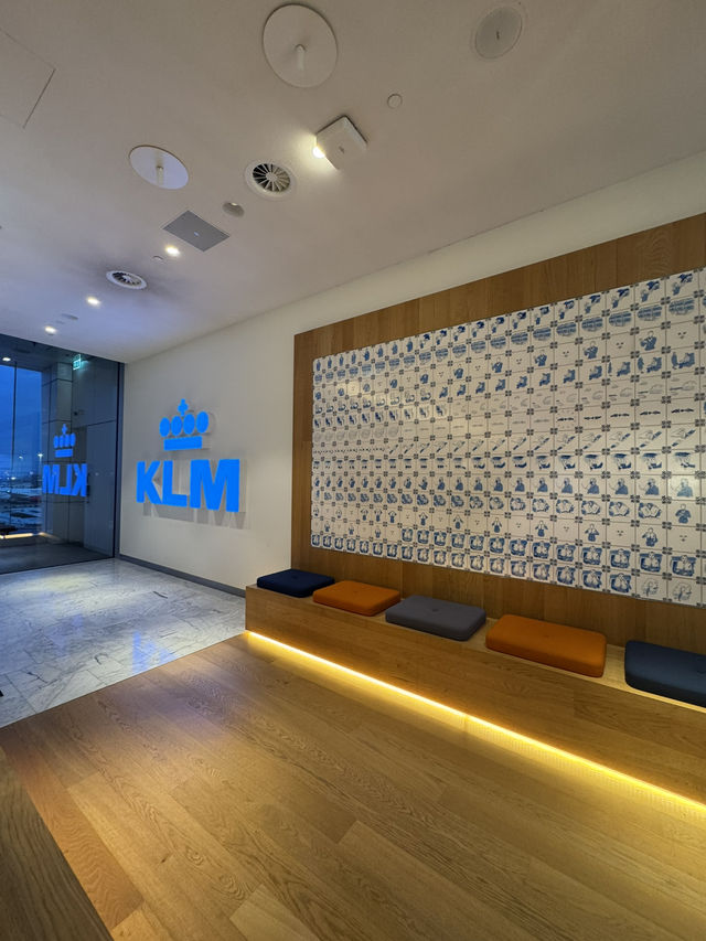 【KLMクラウンラウンジ】ラウンジレビュー : オランダらしさ満載の広くて使いやすい空港ラウンジ（シェンゲン外長距離便エ