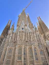 La Sagrada Familia in Barcelona is an absolute marvel! 🏰✨
