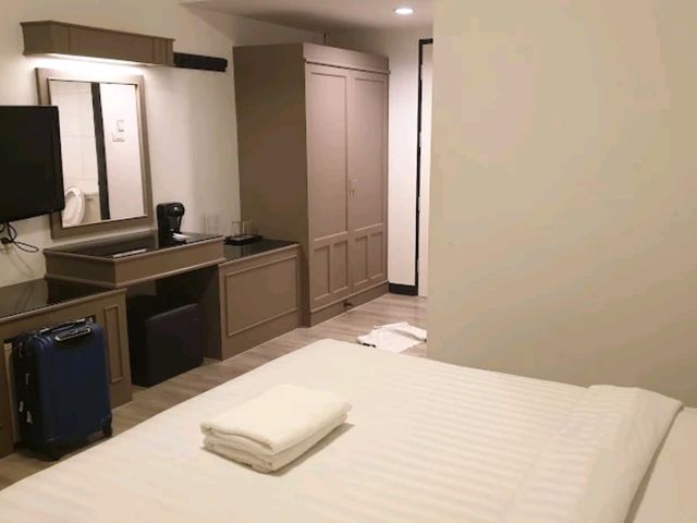 "Hi Season Hotel: Spacious Comfort with Convenient Access in Hat Yai"
