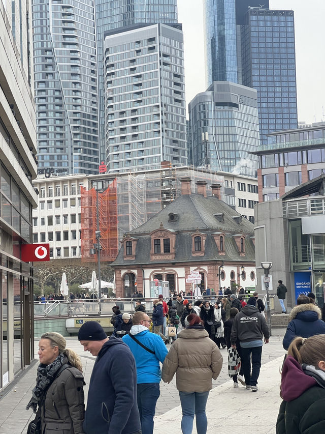 From medieval roots to modern marvels, Frankfurt is a city of contrasts ✨🇩🇪 