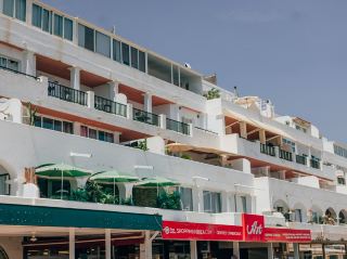 📅 กำหนดการ
วันแรก: เดินทางมาถึงเกาะอิบิซาเวลา 21.00 น. จุดหมายปลายทางของเราชื่อ es canar ใช้เวลาขับรถประมาณครึ่งชั่วโมง ตรงไปที่โรงแรม เช็คอินออนไลน์ล่วงหน้า (ชื่อโรงแรม Typic Art เดินไปชายหาดที่ใกล้ที่สุดประมาณ 3-5 นาที)
วันที่สอง: ออกไปทานอาหารเช้าและมุ่งหน้าสู่ตลาด Punta Arabí Hippy
Market ทันที มีของให้เลือกซื้อและของใช้มากมายให้เลือกซื้อ ของที่ตัวเองชอบ ส่วนตัวซื้อของฝากมาเอง แต่ตลาดฮิปปี้นี้เปิดแค่วันพุธ เดินเล่นได้ครึ่งวัน เลยไม่ได้ทานอาหารกลางวัน เพราะตลาดมีของว่างให้ทาน เลยได้ไปเพลิดเพลินกับชายหาดที่แดดจ้า ชายหาดยังมีกิจกรรมทางน้ำแบบเสียเงิน เหมาะสำหรับครอบครัวมากกว่า
วันที่สาม: ออกไปทานอาหารเช้าตามปกติ จริงๆ แล้วมีร้านอาหารมากมายริมชายหาด มองชายหาดแล้วสบายตามาก เลยตั้งใจว่าจะออกไปทานอาหารเช้าทุกวัน😛 ตอนแรกคิดว่าจะไปดูเรือท้องกระจก แต่ตัดสินใจไปเมืองใกล้ๆ แล้วนั่งแท็กซี่ไป 10 นาที ชื่อ Santa Eulària des Riu มีโบสถ์ด้วย รูปสวยมาก แต่ถ้าเดินขึ้นไปลำบากหน่อย ถ้ามีเด็กๆ แนะนำนั่งแท็กซี่ไปดีกว่า ส่วนตัวชอบเดินขึ้นไป ระหว่างทางสามารถชมวิวและถ่ายรูปได้ โบสถ์ชื่อ Mirador de Santa
Eularia des Riu จากนั้นก็สร้างเมืองไปเรื่อยๆ สำรวจตัวเองก็เพลินไปอีกแบบ จากนั้นก็ทำกิจกรรมตามแผน กลับไปที่ร้านอาบน้ำ กลับมาที่ร้านก่อนซื้อชายามบ่าย ข้าวผัดทะเลสเปน แต่มีตัวเลือกให้ซื้อกลับโรงแรมช้าๆ เพราะที่อิบิซาร้อนมาก ร้านมีแอร์ให้คลายร้อน😂 แล้วก็ไปกินที่ชายหาด ตอนกลางคืนไปกินบาร์บีคิวเกาหลีชมวิวทะเล อาหารรสชาติปานกลาง นำเข้าได้ สั่งเนื้อหมูย่างบาร์บีคิว และไก่ทอดเกาหลี แต่วิวก็สบายมาก 👍 (ไม่รู้ทำไมทั้งสองวันถึงกินบาร์บีคิว 😂😂)
วันที่ 4: เช็คเอาท์ก่อน 11:00 น. ไปทานอาหารเช้าตามปกติ เพลิดเพลินกับมื้อสุดท้าย วันเดินทาง ชมวิวทะเลยามเช้า อร่อยมาก 👍 ขากลับเป็นเที่ยวบินกลางคืน หลังจากเช็คเอาท์ตรงไปยังใจกลางเมืองอิบิซา จัดการเรื่องสัมภาระเรียบร้อย ฉันใช้แอปชื่อ Bounce ซึ่งมีจุดฝากกระเป๋าให้เลือกหลายจุด มีค่าใช้จ่าย แต่คิดว่าคุ้มค่าและสมเหตุสมผล ถ้าไม่ต้องแบกกระเป๋าไปไหนมาไหนเอง ถือว่าลำบากมาก ใจกลางเมืองอิบิซาเจริญรุ่งเรืองกว่ามาก มีแบรนด์ดัง ร้านค้าเล็กๆ และแมคโดนัลด์ที่เด็กๆ ชอบกิน🙈 เดินเล่นไปเรื่อยๆ แล้วไปแถวๆ Dalt Vila เหมาะแก่การถ่ายรูป มีร้านกาแฟชื่อ S'Escalinata เป็นร้านกาแฟที่เปิดอยู่บนบันไดหิน จิบเครื่องดื่มถั่วชิกพี + ชมวิว คุ้มค่าที่จะลอง ✌️ เดินขึ้นเขาไปตามทางที่คาเฟ่
ฉันพักอยู่ที่นั่นสามสี่ชั่วโมง จากนั้นก็ทานอาหารเย็นก่อนกลับสนามบิน คราวนี้อาหารเย็นไม่ใช่บาร์บีคิว แต่เป็นร้านอาหารตะวันตก ขอเตือนไว้ก่อนว่า ถ้าซื้อของฝากไม่ได้ก็ไม่เป็นไร ภายในสนามบินอิบิซายังมีร้านค้าขายของที่ระลึกอีกหลายร้าน แต่ราคาจะแพงกว่านิดหน่อย⚠️
🏨 คำแนะนำที่พัก: ฉันพักที่นั่น คิดว่าน่าจะได้ ถ้างบถึงก่อน แต่ฉันพักในโรงแรมที่มองไม่เห็นชายหาด แค่เดินไปชายหาดก็ใกล้กว่าแล้ว ถ้าต้องมองชายหาดของโรงแรมก็มีตัวเลือกเยอะเหมือนกัน แต่ราคาจะค่อนข้างแพงกว่า
🍴คำแนะนำอาหาร: อาหารมีให้เลือกไม่มากนัก แต่แนะนำร้านอาหารที่มีวิวทะเลบาร์บีคิว👍 (ร้านชื่อ Jacaranda Little Korean BBQ)
📌 เคล็ดลับ: ส่วนใหญ่สามารถจ่ายด้วยบัตรได้ แต่ควรแลกเงินสดจะดีกว่า บางร้านเล็กๆ รับเฉพาะเงินสด 💰