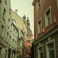 Riga’s Old Town Alleys — Where Time Slows Down 🕰️🌸