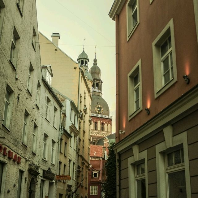 Riga’s Old Town Alleys — Where Time Slows Down 🕰️🌸