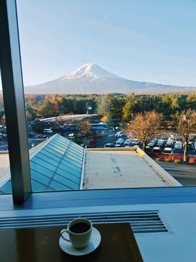 在富士急高原酒店享用壯麗的早餐，欣賞富士山美景