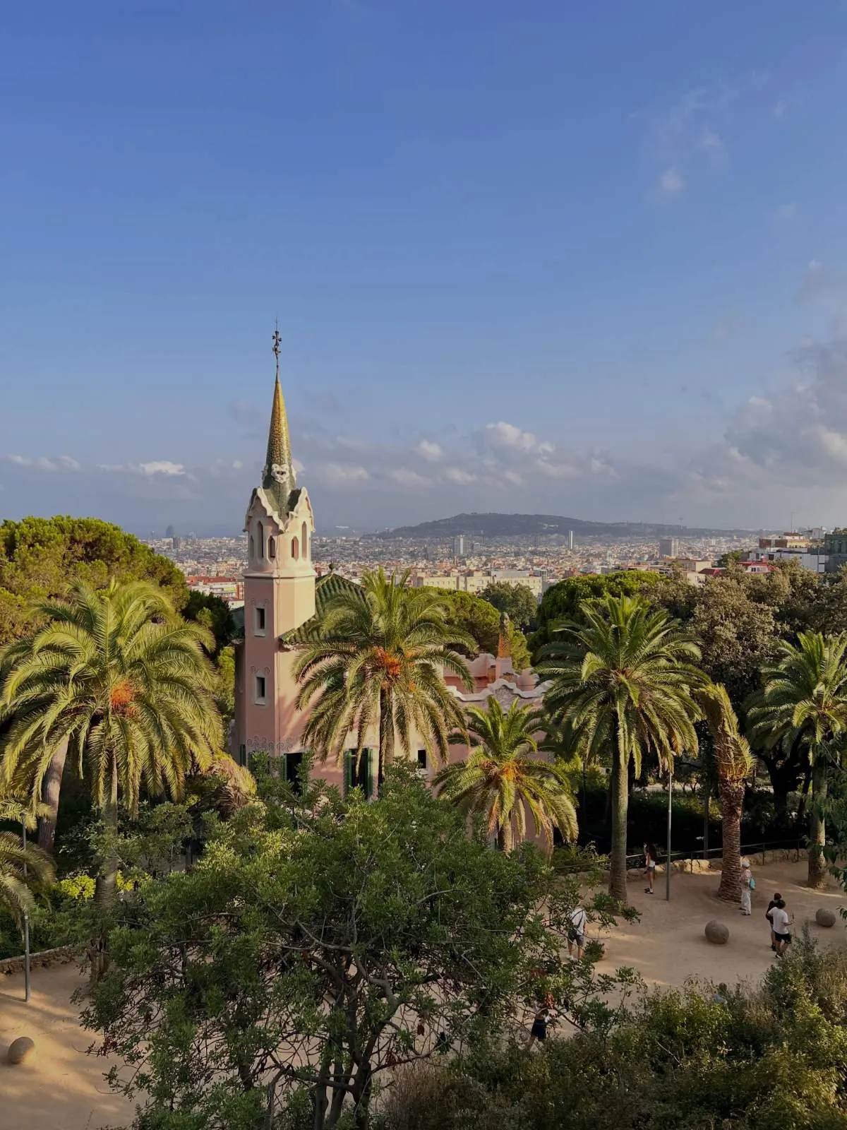 Is Park Güell in Barcelona a Tourist Trap? 🤔🌈