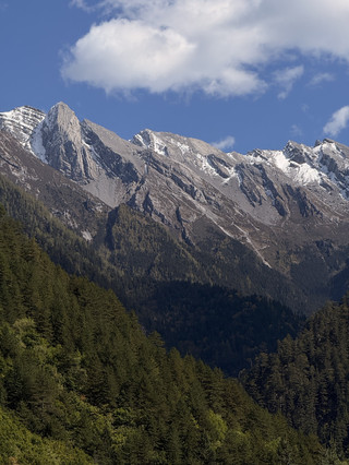 Enchanting Jiuzhaigou: A Journey Through Magical Scenery
