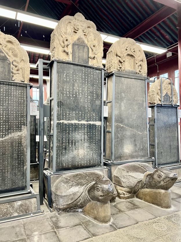 巨大な石碑と石像を収集・展示している西安碑林博物馆 | Trip.com 西安
