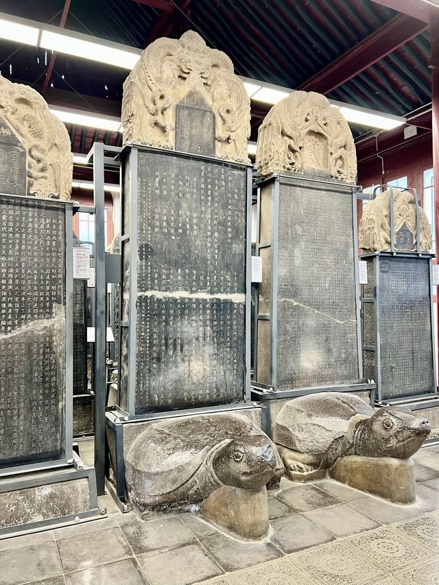 巨大な石碑と石像を収集・展示している西安碑林博物馆
