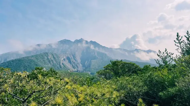간으로 가고시마 화산구의 길이 폐쇄되었다고 보도합니다
