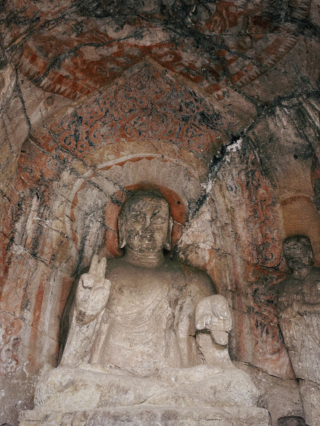 在龍門石窟，與千年佛像對話