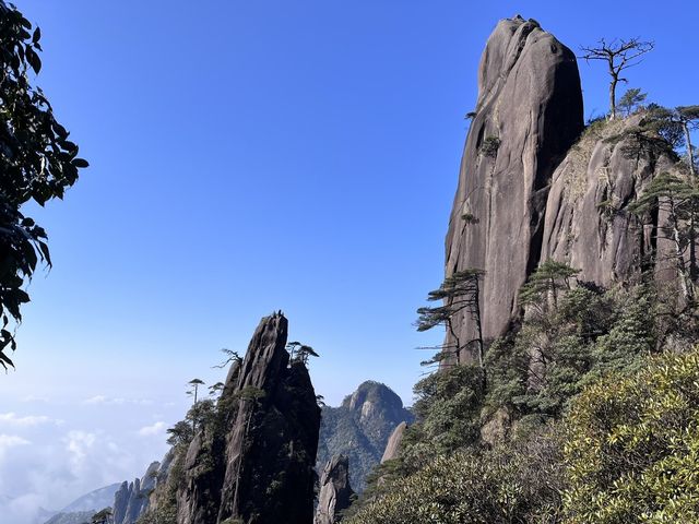 駕駛在蜿蜒山路上，前方就是三清山！