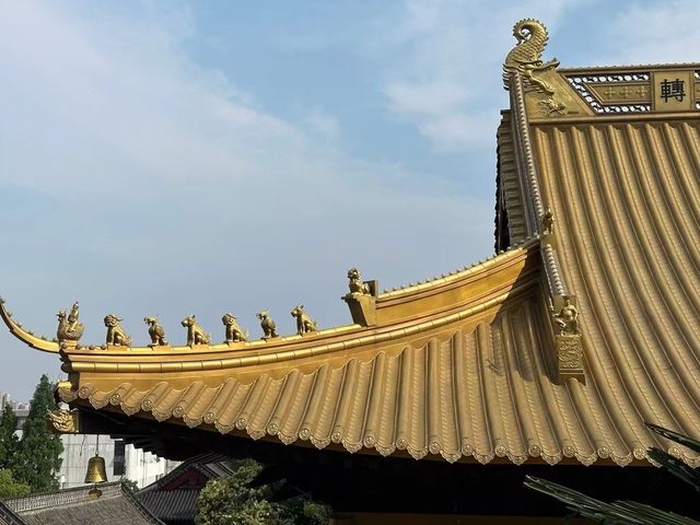 芜湖廣濟寺位於安徽省芜湖市赭山西南麓，是一座歷史悠久的佛教寺廟