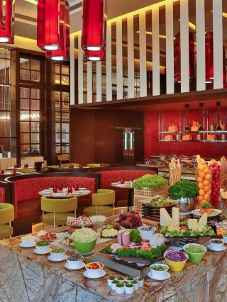 🌟 Guwahati Getaway: Top Stay at Radisson Blu! 🛏️🌿
