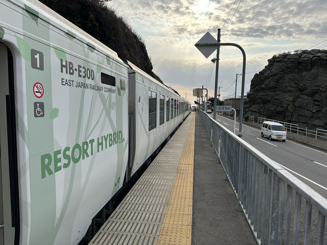 行駛在山海之間，白神號列車