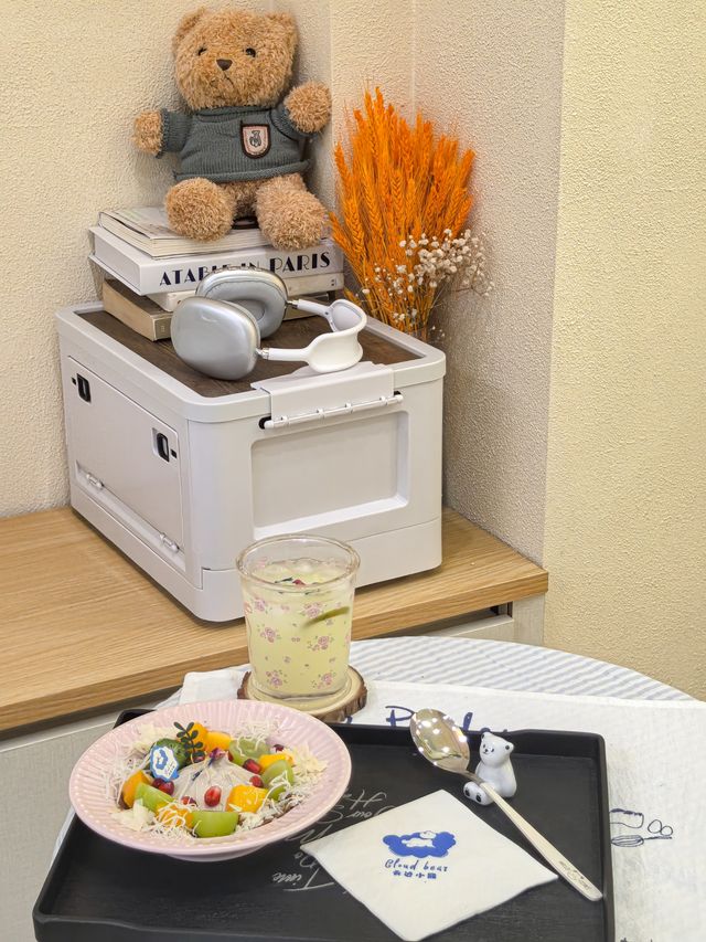 廈門溪岸路新店與奶fufu的小熊一起品嚐酸奶。