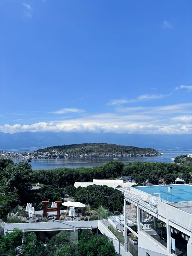 在洱海旁住進了潮流藝術氛圍感十足的酒店。