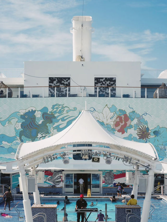💰Singapore hotels are crazy expensive… good thing I sleep on a ship!