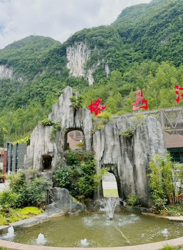格凸河風景名勝區位於貴州省安順市紫雲苗族布依族自治縣，是國家4A級景區，集自然景觀與民族文化於一體 
