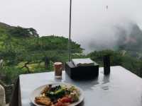 世界遺産・黄山の頂上で夕食を