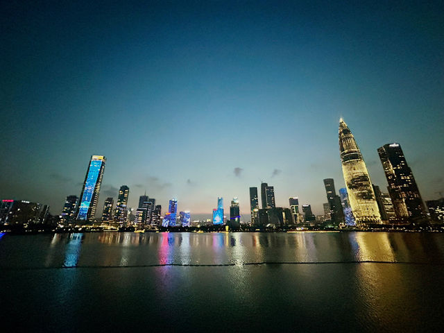 💫 人才公園燈光秀｜夜幕下的賽博龐克之城