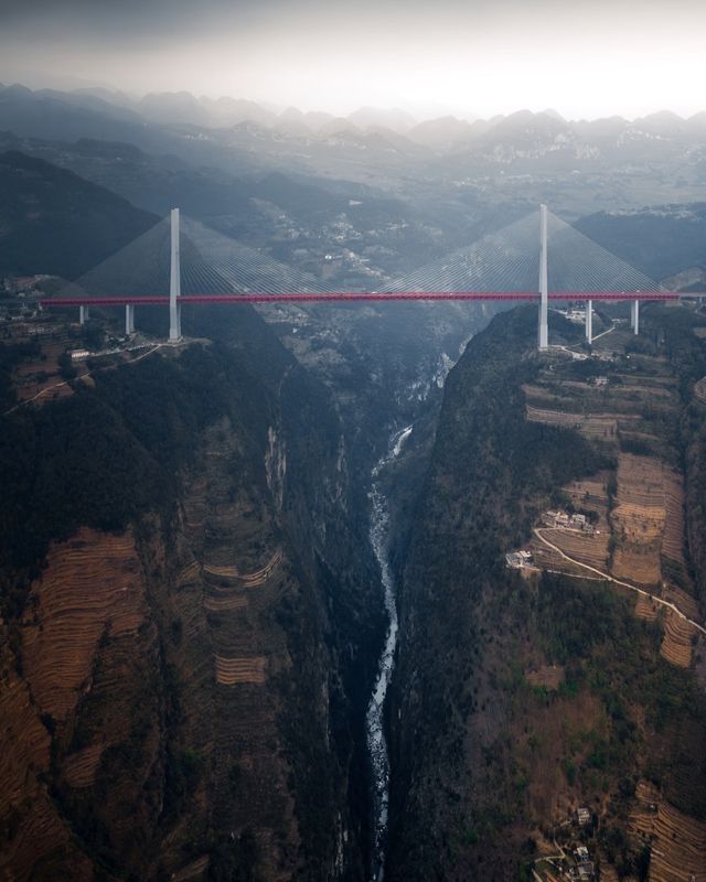 貴州：一半山水，一半人間  當雲霧漫過梵淨山的金頂，當梯田在水光中鋪展七彩畫卷，這片被稱作「山地公園