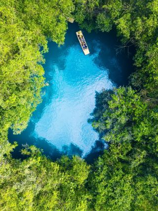 Guangxi’s Hidden Boat Tour of 7 “Water Skylights” at Sanmenhai Feels Like Entering a Peach Blossom Land