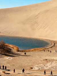 甘肅敦煌:鳴沙山月牙泉共舞千年,莫高窟壁畫裡藏著飛天的浪漫