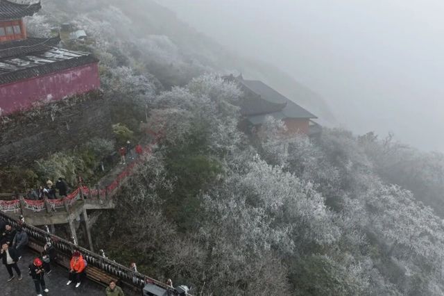 梵淨山迎來首場降雪，銀裝素裹美不勝收
