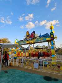 斑斕雲彩下遊樂設施玩足一日