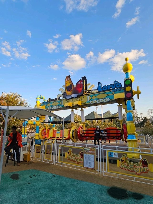 斑斕雲彩下遊樂設施玩足一日