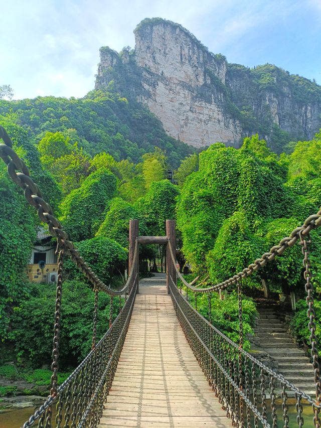 德夯,苗語的音譯,意思為「美麗的峽谷」。 德夯,苗語的音譯,意思為「美麗的峽谷」。