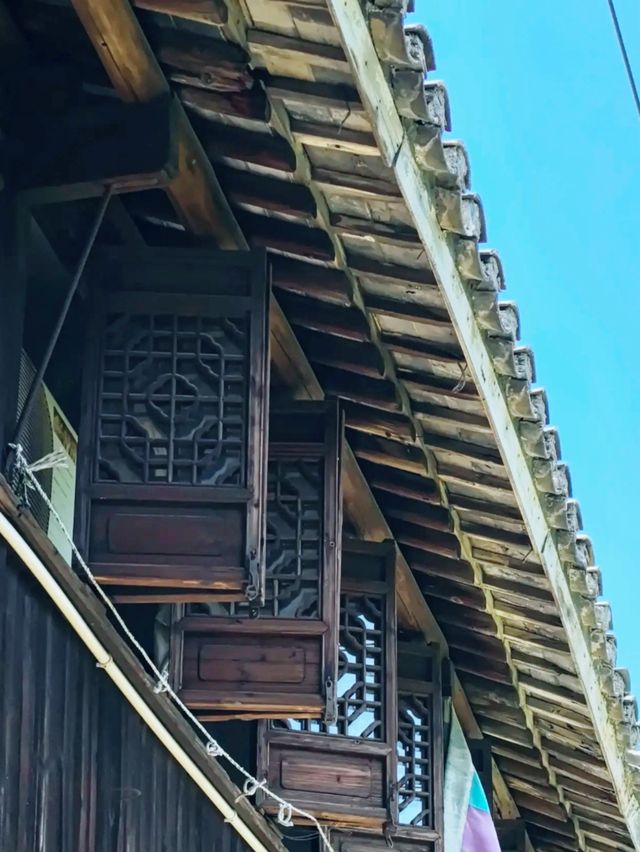 唐代楊氏家族在此修建的橋樑，連接南北，成為古鎮的象徵