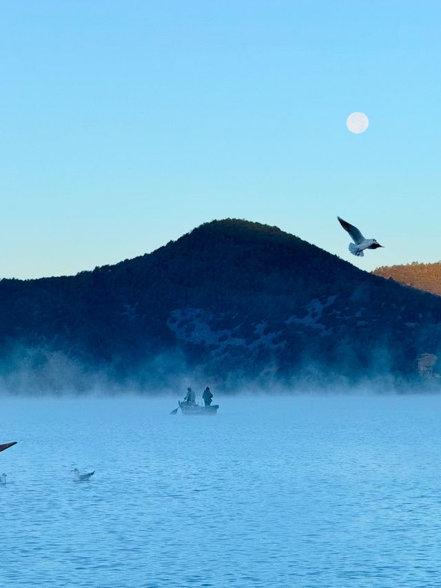 瀘沽湖晨霧絕了誰懂藍調時刻的美!拍出油畫大片 瀘沽湖晨霧絕了誰懂藍調時刻的美!拍出油畫大片