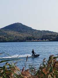 碧水揚波繪神湖,生態畫卷醉人心