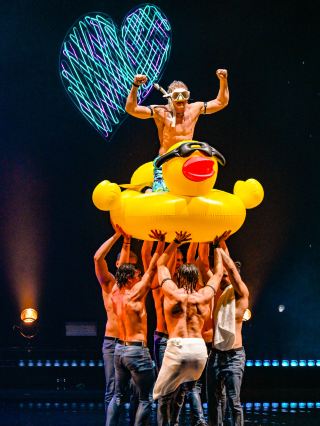 ロシアの水舞劇アジア初演、愛をテーマにしたダンスの舞台！