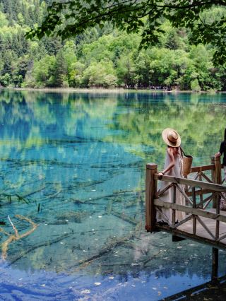 Explore Jiuzhaigou! Stay in a secluded Tibetan village at an altitude of 2800 meters.