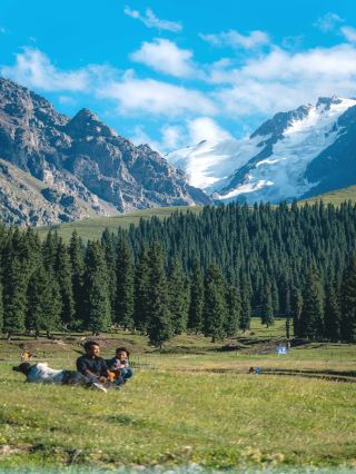 Spending 28 yuan in Xinjiang was totally worth it! Lu Jiao Bay snow mountain meadow is breathtaking