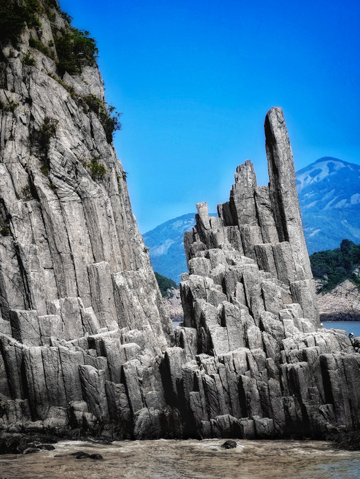 石柱海疆』という作品群は、寧波の花オウ島で撮影されたものです。島の