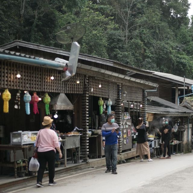 หมู่บ้านท่ามกลางธรรมชาติ"แม่กำปอง"