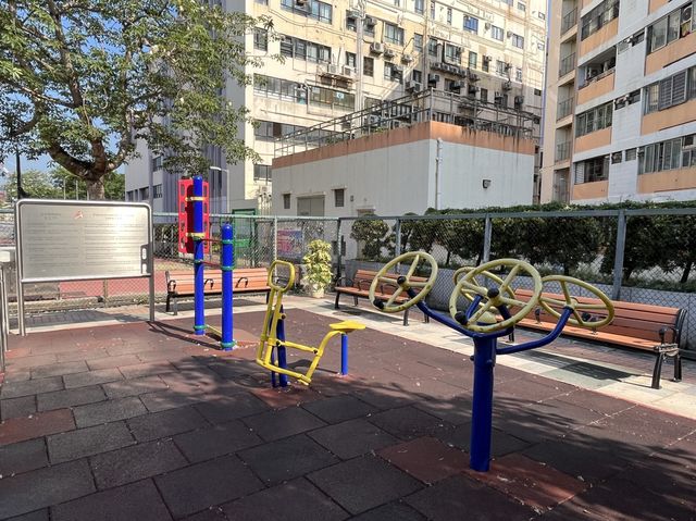 車來車往交通迴旋處旁邊嘅一個硬地足球場