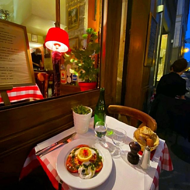 QUAINT & CHARMING RED CAFE IN PARIS!