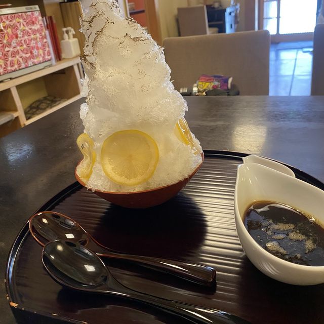 京都！ぎおん徳屋のお番茶のかき氷980円は番茶なのに甘みありでもレモンでさっぱりして美味しいかき氷
