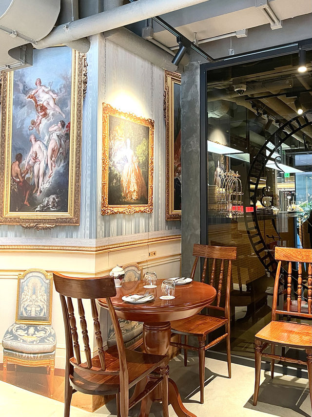 香港銅鑼灣復古英倫風打卡咖啡店-Vivienne Westwood Café